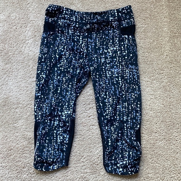Athleta‎ Mesh Black Patterned Leggings Gray White Neutral Pockets Cropped Capris - Picture 1 of 8